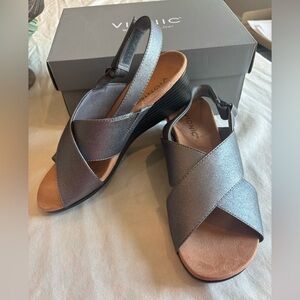 NEW Vionic Metallic Pewter Wedge Sandals 8W Orthotic